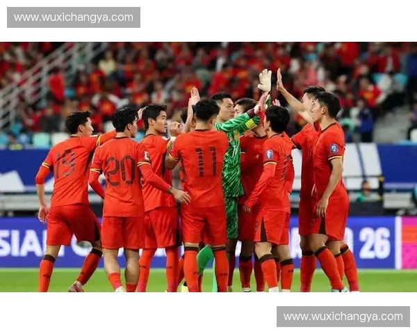 中国足球挑战世界强队 展现突破与奋进之路